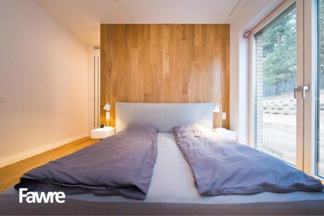 Ścianka drewniana za łóżkiem w sypialni